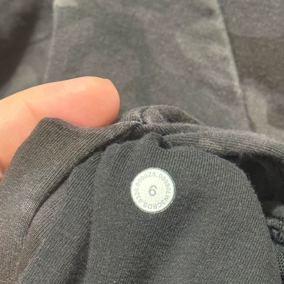 Lululemon Scuba Pullover Hoodie Black Camo Size 6 - Picture 8 of 8